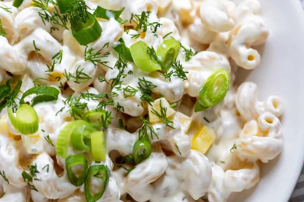 4 Ingredient Pasta Salad with Mayo 2 A bowl of creamy rotini pasta salad with mayonnaise and fresh vegetables.