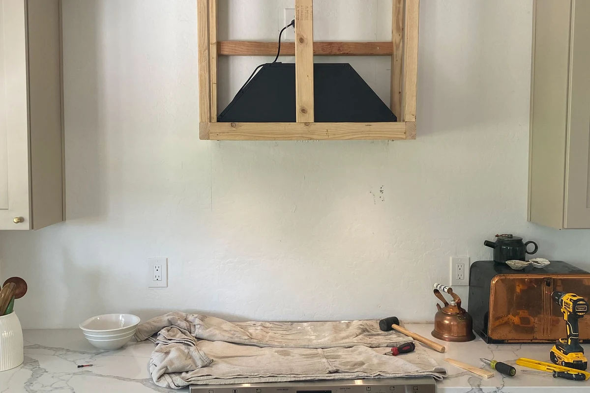 Convertible Range Hood: A Complete Buying Guide (2026) 1 A modern stainless steel convertible range hood installed above a clean kitchen stove.