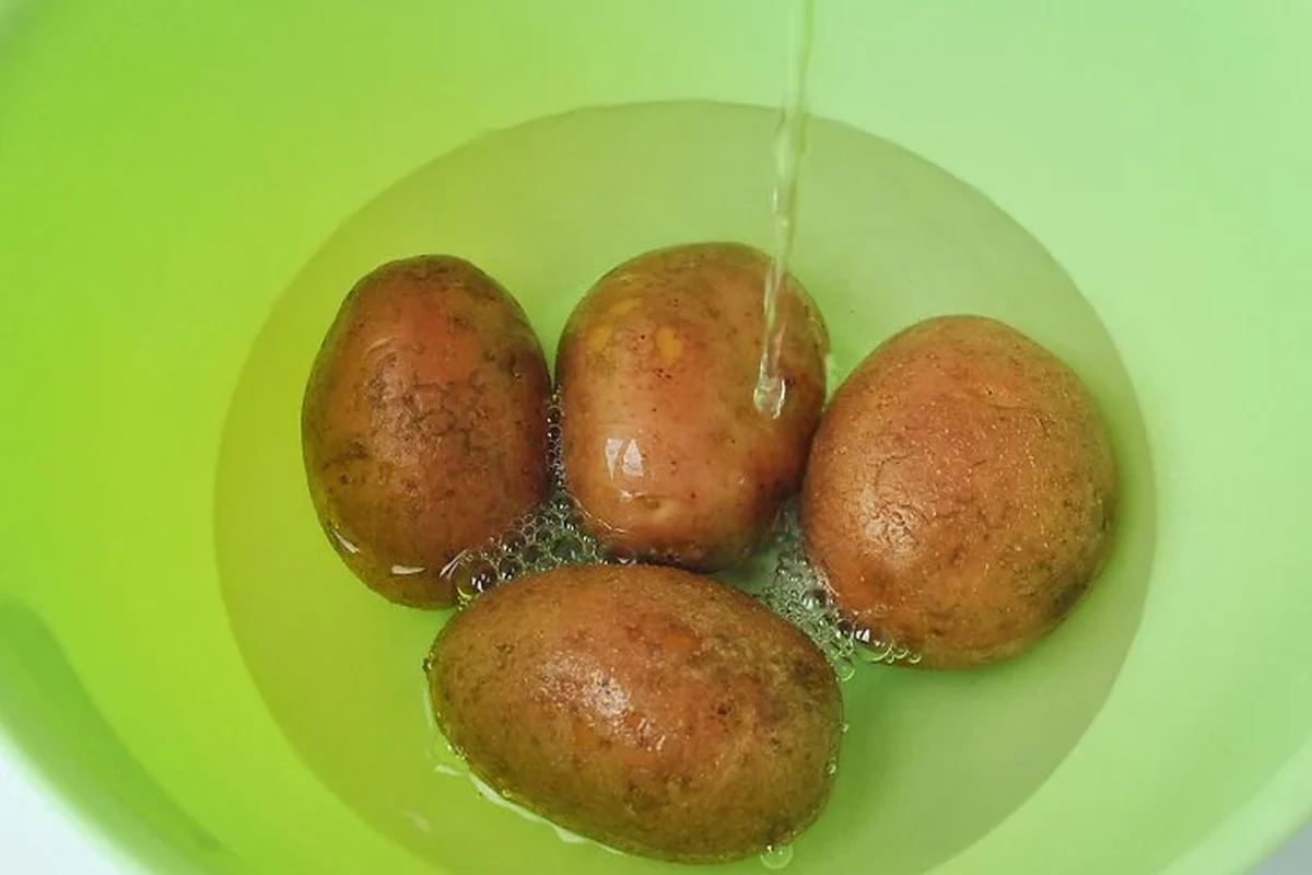 How Long to Boil Small Red Potatoes 2 A pot of small red potatoes boiling in water on a stovetop, capturing the texture and size.