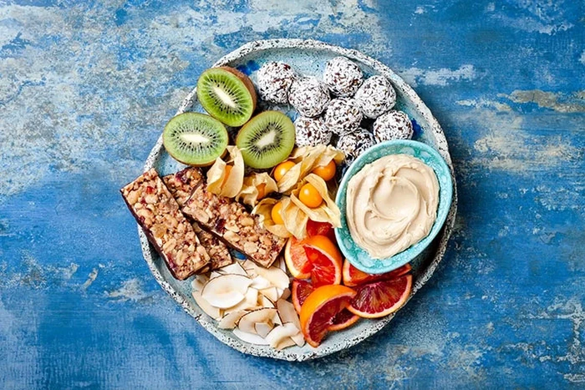 Fruit and yogurt low calorie sweet snacks with lime and cinnamon